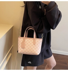 Détail du sac cabas rose à monogramme géométrique avec poignée et bandoulière