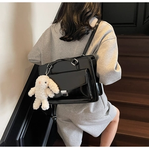 Détails du sac à dos en similicuir noir brillant avec accessoire lapin en peluche