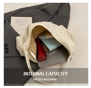 Vue détaillée du grand intérieur du sac cabas plissé blanc crème pour femmes