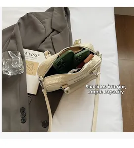 Dettaglio della borsa Boston beige intrecciata con ampio spazio per smartphone