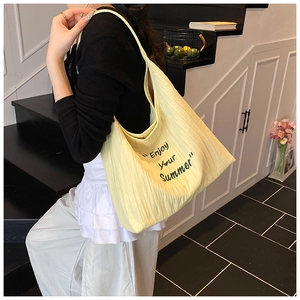 Détail du grand sac cabas en toile jaune pâle avec imprimé Enjoy Your Summer style