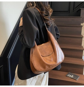 Detail of caramel brown retro hobo bag with litchi texture leather and large capacity