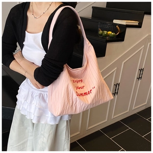 Sac fourre-tout plissé rose avec inscription Enjoy Your Summer rouge en intérieur moderne