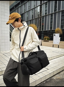 Détails du grand sac de voyage noir imperméable avec poches zippées et bandoulière