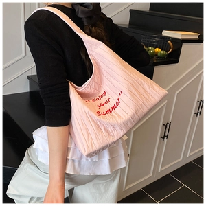 Détail d'un sac cabas plissé rose clair avec broderie rouge Enjoy Your Summer