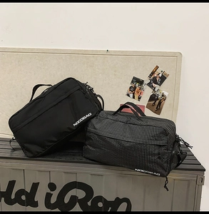 Détail de sacs de voyage montrant du nylon noir lisse et des textures grillagées ripstop