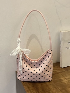 Borsa a spalla rosa a pois da donna con un grande fiocco di pizzo e chiusura magnetica