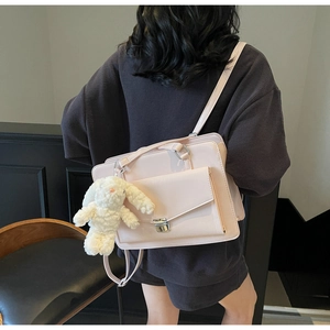 Détail du sac à bandoulière rose clair avec poche frontale et joli lapin en peluche