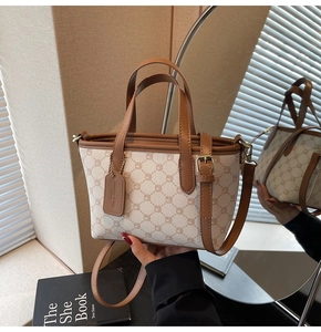 Détails du sac cabas en toile jacquard à motifs géométriques et anses en cuir marron