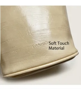Macro-opname van beige leertextuur met Fashion-reliëfletters op de stijlvolle handtas