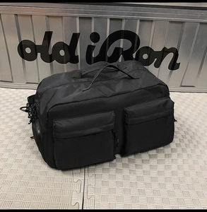 Détail d'un sac de voyage noir en nylon à grande capacité avec poches frontales utilitaires