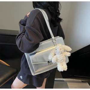 Sac messager argenté métallisé avec pendentif lapin en peluche vu de côté et de dos