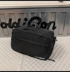 Détail du grand sac de voyage noir avec logo NOCOBAG et poche latérale à fermeture éclair