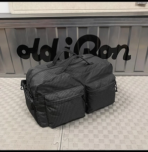 Vue détaillée du grand sac de voyage à carreaux noirs et blancs avec poches avant