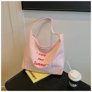 Détail du grand sac cabas plissé rose clair avec inscription Enjoy Your Summer et cœur