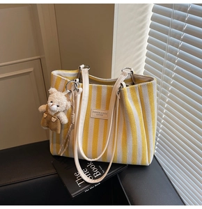 Sac fourre-tout en toile à rayures jaunes et blanches avec anse en cuir blanc et charme d'ours