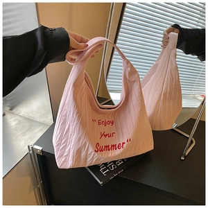Sac fourre-tout plissé rose avec broderie Enjoy Your Summer rouge sur tissu souple