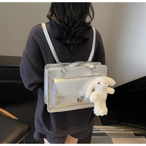 Sac à dos rectangulaire argenté brillant avec poche à rabat et charme lapin en peluche