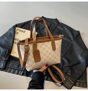 Détail du sac cabas tendance avec motif rétro, poignées et bandoulière en cuir brun