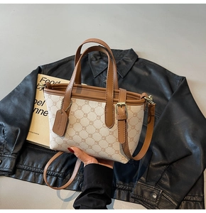Détail du sac seau en toile avec motif monogramme classique et lanières en cuir