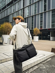 Grand sac de voyage noir en nylon avec poches multiples pour affaires et courts séjours
