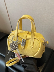 Mini sac polochon Boston en cuir grainé jaune vif avec breloque cœur argentée et bandoulière