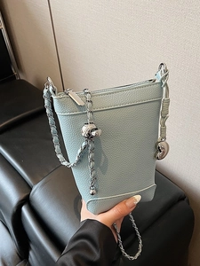 Sac Bandoulière Seau en Cuir PU Mode pour Femmes Motif Litchi Sac pour Téléphone Portable avec Bandoulière Chaîne et Pendentif Coeur