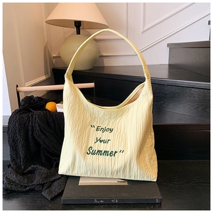Détail du sac fourre-tout plissé jaune clair avec broderie Enjoy Your Summer pour le quotidien