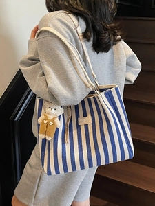 Sac fourre-tout en toile à rayures bleues et blanches avec pendentif ours mignon