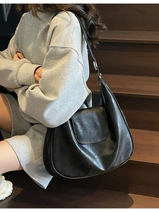 Retro black oversized hobo bag with pleated texture and silver ring shoulder strap