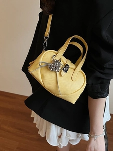 Sac polochon tendance en cuir jaune avec breloque coeur et bandoulière amovible