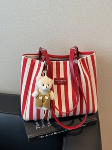 Sac fourre-tout en toile à rayures avec anses en cuir rouge et ours en peluche