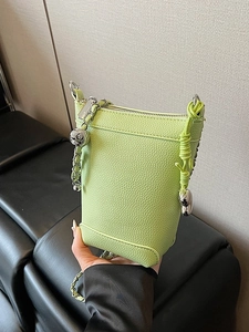 Petit sac seau vert clair chic avec chaîne argentée et pendentif cœur pour l'été décontracté