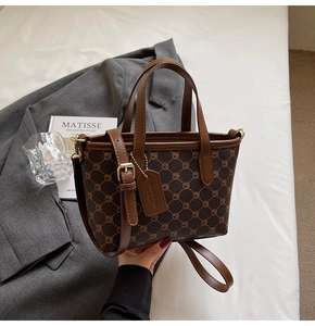 Détail d'un sac cabas monogramme vintage avec poignées en cuir dans un cadre élégant