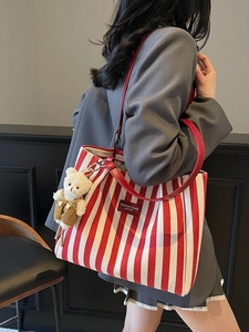 Sac cabas en toile à rayures rouges et blanches avec anses en cuir et breloque ours
