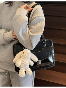 Sac fourre-tout en cuir verni noir brillant avec fermoir argenté et breloque lapin blanc
