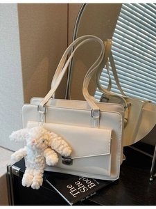 Sac fourre-tout rectangulaire blanc cassé élégant avec fermoir et pendentif lapin