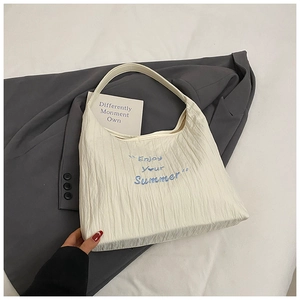 Détail du sac cabas plissé blanc avec slogan Enjoy Your Summer en bleu artistique