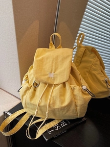 Zaino leggero in nylon giallo con motivo a quadri e chiusura a patta da viaggio