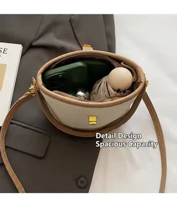 Vue intérieure du sac seau texturé montrant l'espace pour téléphone et parapluie plié