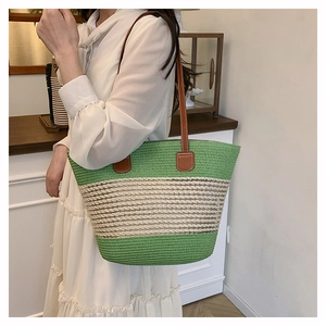 Dettaglio borsa tote intrecciata a righe verdi e bianche con spalline marroni