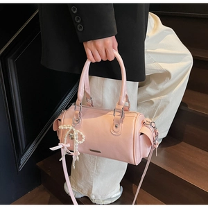 Borsa Boston rosa con tracolla di perle e ciondolo a fiocco su pelle lucida rifinita