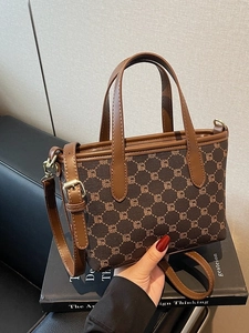 Sac fourre-tout classique en jacquard marron avec motif monogramme et bandoulière