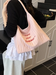 Sac fourre-tout plissé rose avec texte Enjoy Your Summer porté à l'épaule de façon décontractée