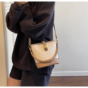 Vue détaillée du sac seau bicolore en cuir avec boucle dorée et bandoulière fine