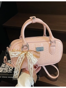 Borsa Boston rosa a trama intrecciata con fiocco in pizzo e tracolla rimovibile