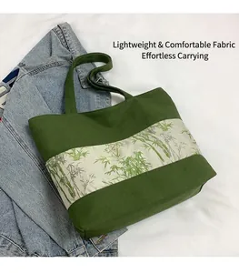Détail d'un cabas en toile verte avec imprimé bambou et grande capacité de rangement
