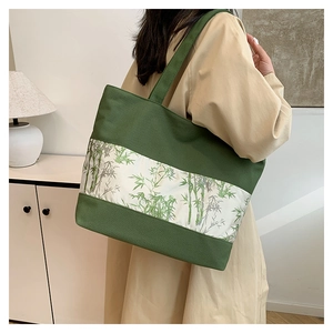 Détail du sac cabas en toile verte avec imprimé bambou et larges bandoulières