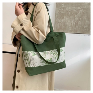 Gros plan du sac cabas en toile avec imprimé bambou vert et structure spacieuse