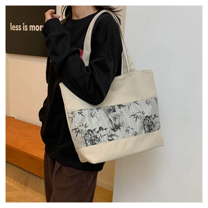 Détail du sac cabas en toile avec imprimé bambou chinois traditionnel et grande capacité